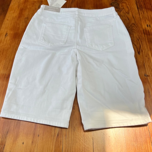 NWT Chico's White Flat‎ Front Bermuda Shorts Cotton Blend Walking Sz 00- 2R - Picture 6 of 16